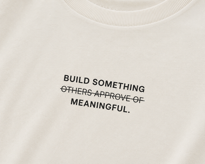 Camiseta Build Something Meaningful.