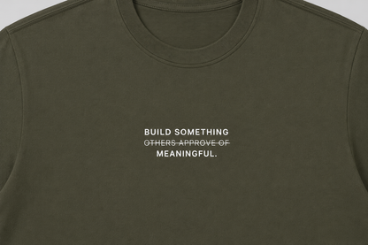 Camiseta Build Something Meaningful.