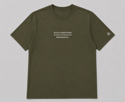 Camiseta Build Something Meaningful.