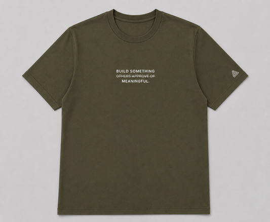 Camiseta Build Something Meaningful.