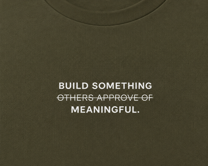 Camiseta Build Something Meaningful.