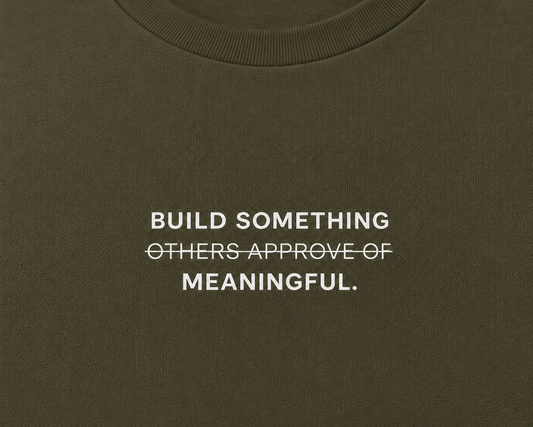 Camiseta Build Something Meaningful.
